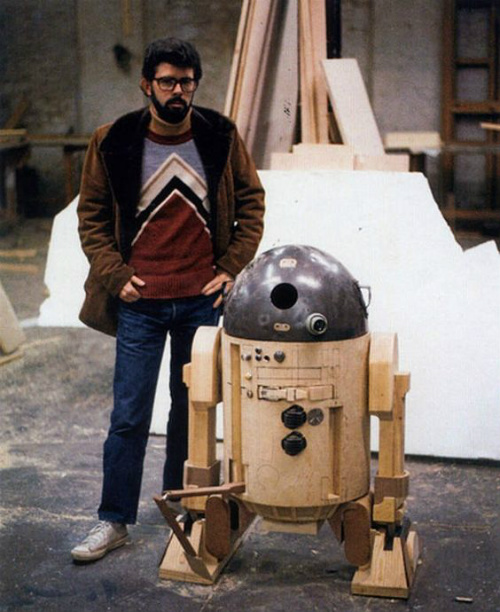 Un giovane Lucas ed un giovane R2-D2